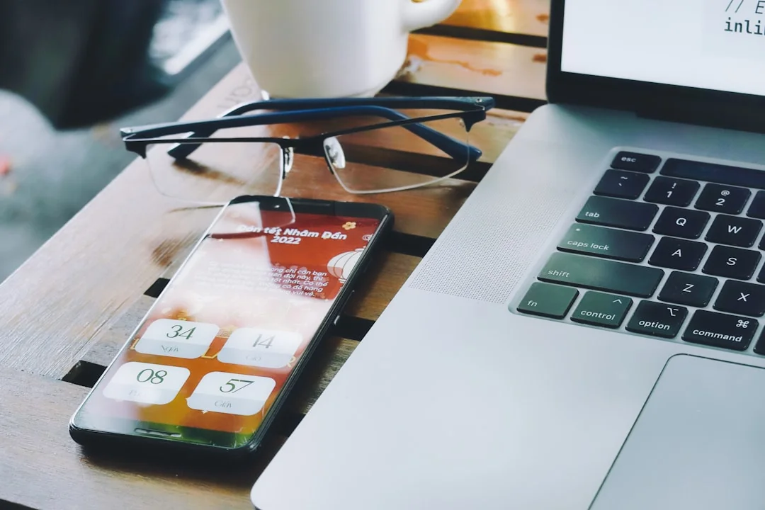 Un bureau aménagé avec des essentiels du marketing sur les réseaux sociaux, dont un clavier, un lightbox et un guide.